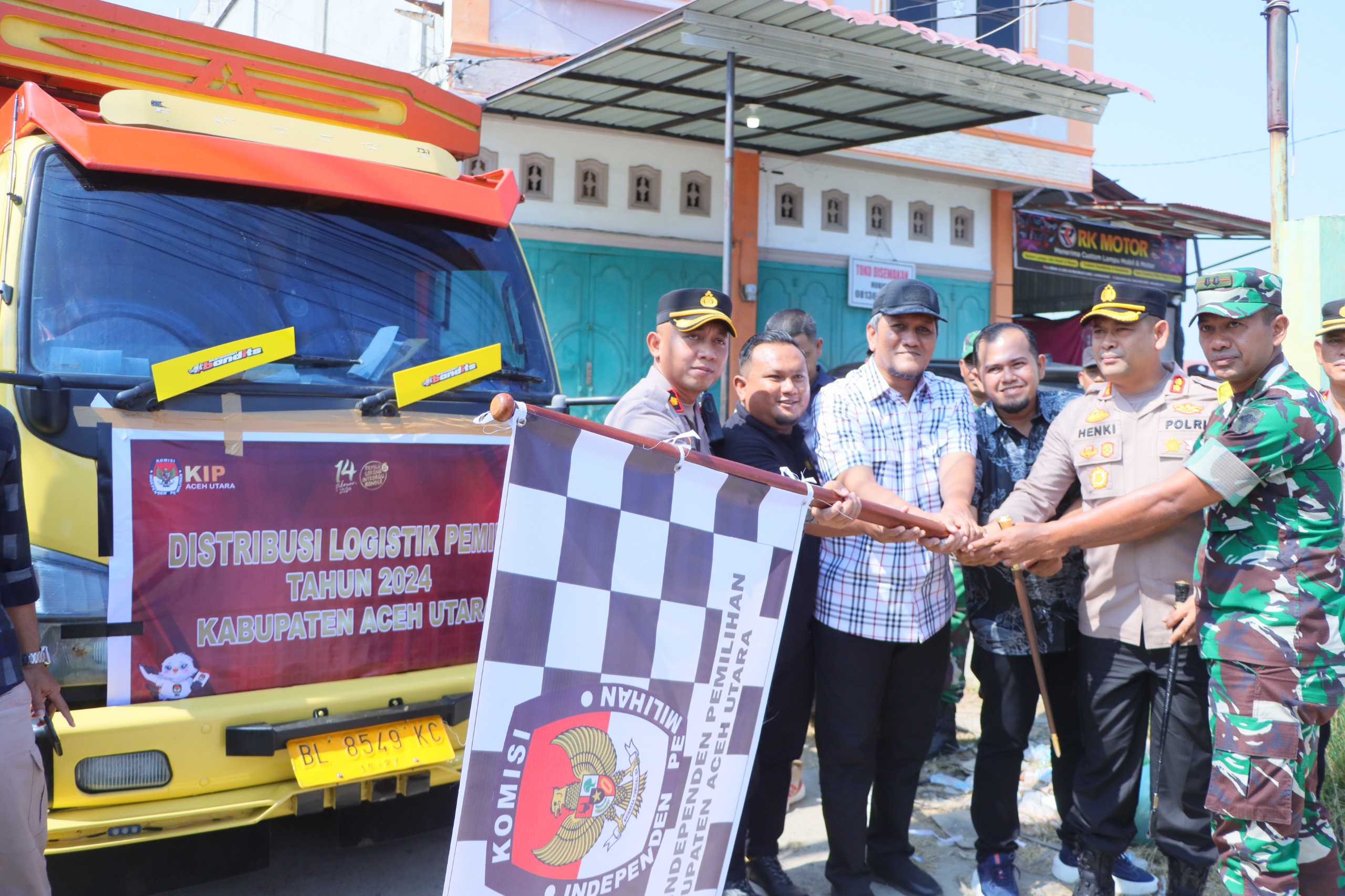 Lhokseumawe,suaratrinusa.com- Kapolres Lhokseumawe, AKBP Henki Ismanto, SIK menghadiri pelepasan pendistribusian logistik Pemilu di gudang KIP Aceh Utara Jalan Medan - Banda Aceh, Muara Dua, Kota Lhokseumawe, Sabtu (10/2/2024). Pantauan di lapangan, pria nomor satu di jajaran Polres Lhokseumawe bersama Sekda Aceh Utara, Dayan Albar, Dandim 0103/Aut, Letkol Kav Makhyar dan wakapolres Aceh Utara melakukan pelepasan truk yang akan membawa logistik pemilu. "Logistik pemilu ini akan didistribusikan ke kecamatan - kecamatan di Aceh Utara di wilayah hukum Polres Lhokseumawe," ujar Kapolres Lhokseumawe, AKBP Henki Ismanto, SIK melalui Kasi Humas, Salman Alfarisi. Lanjutnya, pendistribusian ini juga mendapat pengamanan dan pengawalan dari personel Polres Lhokseumawe. Tujuannya, untuk memastikan bahwa barang dimaksud diterima dengan aman di sejumlah kecamatan. "Kegiatan tersebut merupakan Operasi Mantap Brata Seulawah dalam rangka mengantisipasi gangguan keamanan dan ketertiban masyarakat (Kamtibmas) pra dan pasca pemungutan suara Pemilu 2024," jelasnya.(TSA)