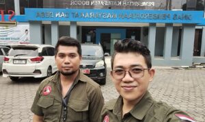 Ketua DPC Kabupaten Bogor Nurdin beserta Sekertarisnya di Depan Gedung Dinas DPMD Kabupaten Bogor